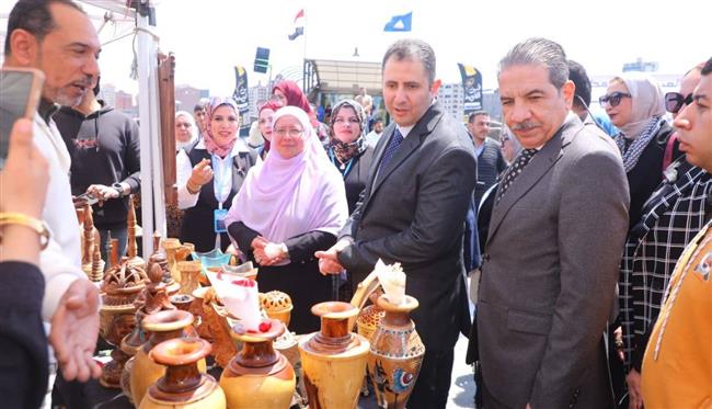 محافظ دمياط يفتتح معرض الحرف اليدوية والتراثية بالكوبرى التاريخى 