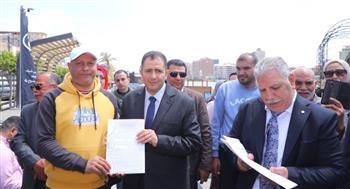 محافظ دمياط يُسلم عقود عمل للشباب وذوى الهمم و ماكينات خياطة للسيدات