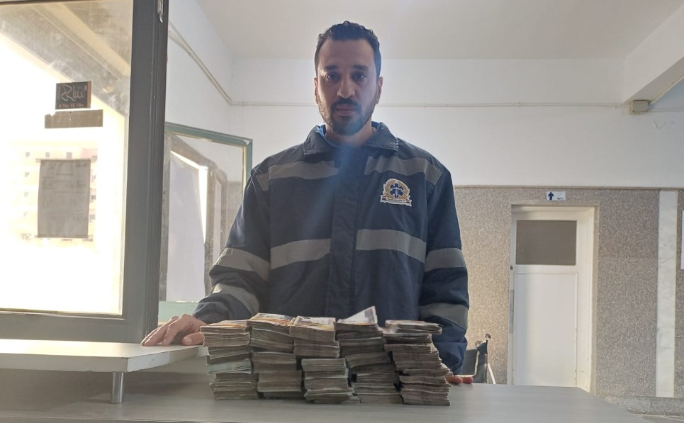 نموذج مُشرف.. محافظ مطروح يشيد بأمانة طاقم الإسعاف لإعادة مبلغ 520 ألف جنيه