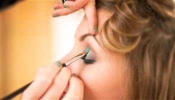   طرق تثبيت الأيشادو في الصيف لمكياج يدوم طويلا