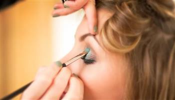 طرق تثبيت الأيشادو في الصيف لمكياج يدوم طويلا