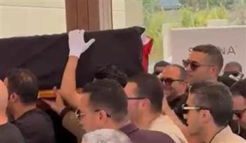   وصول جثمان هاني شاكر لمسجد أبو شقة استعدادًا لصلاة الجنازة