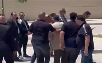   شاهد.. نجوم الفن يواسون نجل هاني شاكر أثناء خروج الجثمان