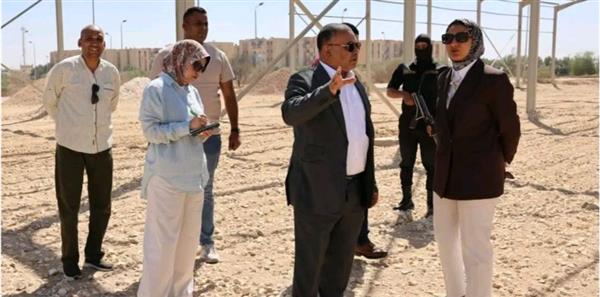 جولة لمحافظ الوادي الجديد تتفقد أحد مشروعات الاستثمار الزراعي المتكاملة بالخارجة