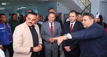   محافظ دمياط ورئيس جامعة دمياط يتفقدان القافلة الطبية بقرية البصارطة 