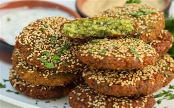   الطعمية بين الفوائد والأضرار.. وجبة شعبية صحية أم خطر خفي؟