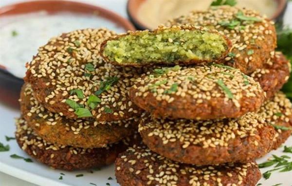 الطعمية بين الفوائد والأضرار.. وجبة شعبية صحية أم خطر خفي؟