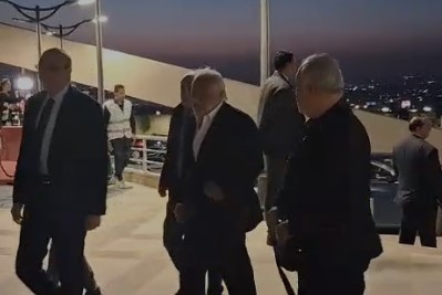 رحيل موجع.. أشرف زكي وخالد زكي يصلان لتقديم واجب العزاء في الفنان الراحل هاني شاكر