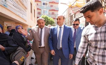  محافظ أسيوط يتفقد قافلة طبية مجانية بالقوصية