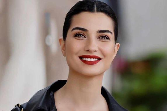 توبا بويوكستون تصل القاهرة لبدء تصوير مسلسل الأمير مع أحمد عز