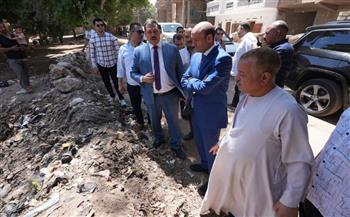   محافظ أسيوط يصطحب مواطنا بسيارته لموقع شكواه 