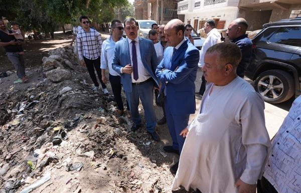 محافظ أسيوط يصطحب مواطنا بسيارته لموقع شكواه