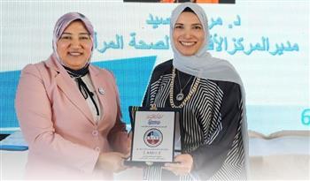 تكريم ميرفت السيد مدير المركز الافريقى لخدمات صحة المرأة فى اليوم العالمى للمرأة