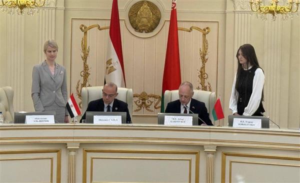 وزير الاستثمار يوقع بروتوكول تعاون شامل مع نظيره البيلاروسي