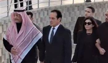   الحزن يسيطر على ملامحه.. محمد ثروت يصل عزاء الراحل هاني شاكر