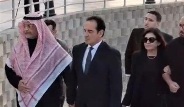 الحزن يسيطر على ملامحه.. محمد ثروت يصل عزاء الراحل هاني شاكر