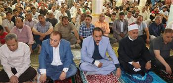   محافظ سوهاج يؤدي صلاة الجمعة بمسجد الشرطة بحي شرق