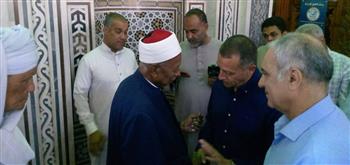   محافظ أسوان يؤدى صلاة الجمعة بمسجد بدر بالطابية 