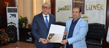  محافظ الأقصر يكرم وكيل وزارة العمل لجهوده وانتقاله للعمل مديرًا لمديرية العمل ببني سويف