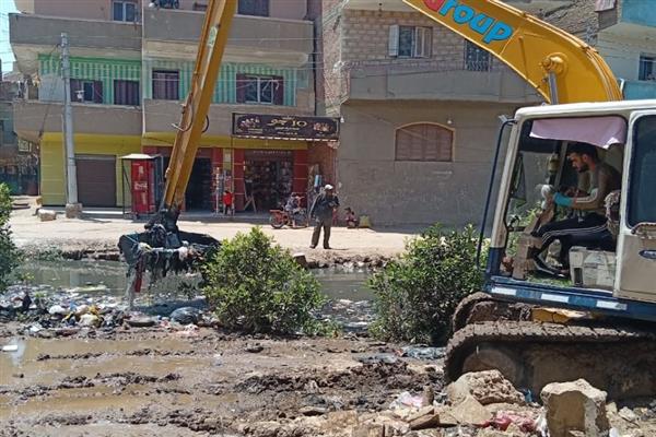 محافظ الجيزة يتابع أعمال تطهير ترع الشبرامنتية ومصرف العزيزية بالبدرشين
