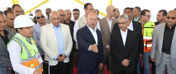 وزير النقل ومحافظ بني سويف يتفقدان محور الفشن على النيل