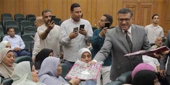   خلال احتفالية كبرى.. محافظ قنا يسلم جوازات السفر وملابس الإحرام لعدد من حجاج الجمعيات الأهلية