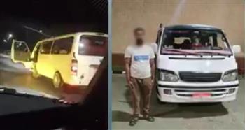 بحركات استعراضية خطرة .. ضبط سائق ميكروباص يقود برعونة في السويس