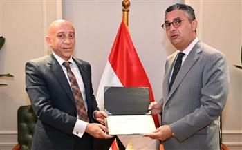  وزير التموين: دعم وتحفيز الكفاءات المتميزة يعزز كفاءة الرقابة والانضباط بالأسواق