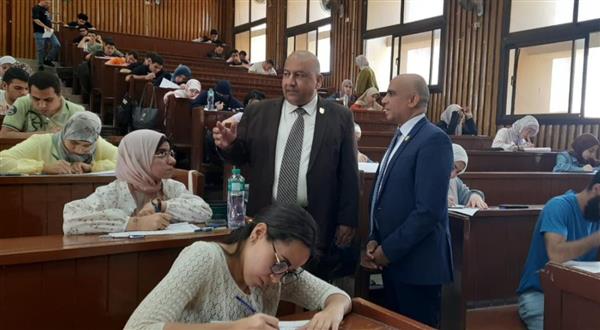 نائب رئيس جامعة القاهرة لشئون التعليم والطلاب يجري جولة تفقدية بعدد من الكليات