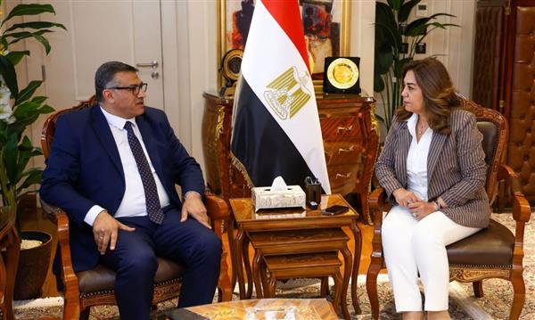 منال عوض تتابع مع محافظ قنا موقف تنفيذ المشروعات التنموية  بالمحافظة