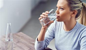 هل يجب أن نشرب 8 أكواب من الماء يوميًا؟.. الحقيقة التي لا يعرفها كثيرون