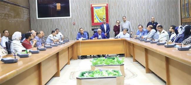 محافظ شمال سيناء يلتقي العاملين بالديوان العام ويهنئهم بعيد الأضحى 