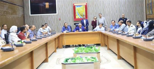 محافظ شمال سيناء يلتقي العاملين بالديوان العام ويهنئهم بعيد الأضحى