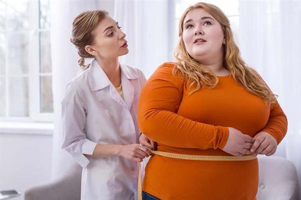 أسباب زيادة الوزن بعد سن 35.. متى تشير إلى اضطراب الغدة الدرقية؟