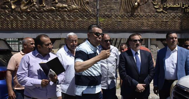محافظ بورسعيد يتفقد أعمال إنشاء "جدارية فنية" بميدان عدلي منصور