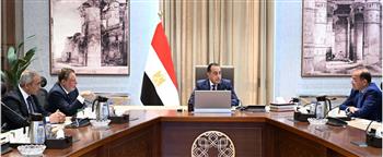   رئيس الوزراء يجتمع مع محافظ البنك المركزي ووزير المالية لاستعراض عددٍ من الملفات