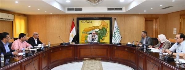 محافظ الفيوم يؤكد أهمية المشروعات البيئية في تحسين جودة الحياة