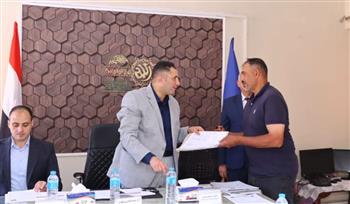   "المحافظ هيجيلك" يصل الروضة.. محافظ دمياط يستمع لشكاوى المواطنين ويبحث حلولها