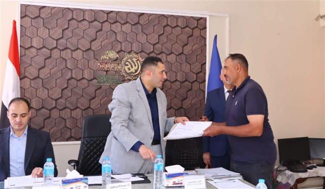 "المحافظ هيجيلك" يصل الروضة.. محافظ دمياط يستمع لشكاوى المواطنين ويبحث حلولها
