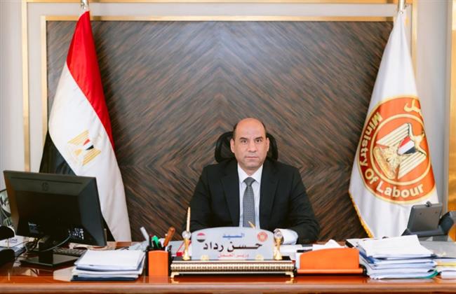وزير العمل يعتمد صرف 1.29 مليون جنيه لـ381 عاملًا من العمالة غير المنتظمة 
