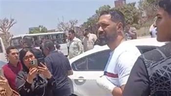   الحزن يسيطر على حسني عبد ربه في جنازة خاله