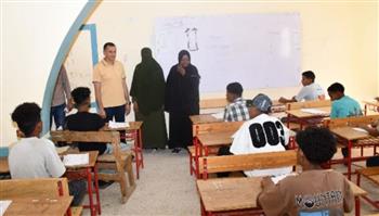   محافظ أسوان يفاجئ مدرسة كلابشة الجديدة ببحيرة ناصر لمتابعة امتحانات الإعدادية