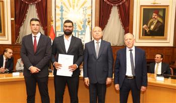 وزير الصناعة ومحافظ القاهرة يسلمان 43 عقد لمصانع وورش شق الثعبان الصناعية