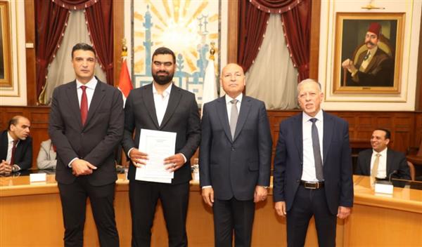 وزير الصناعة ومحافظ القاهرة يسلمان 43 عقد لمصانع وورش شق الثعبان الصناعية