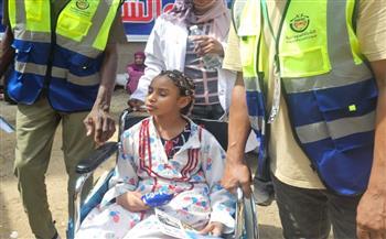 الطفلة ريماس تعود إلى السودان بعد رحلة علاج وفقدان والدتها