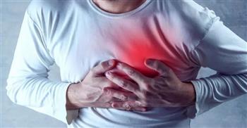   لو بتجيلي آلام في صدري تشبه الضربة أعمل إيه؟.. حسام موافي يرد