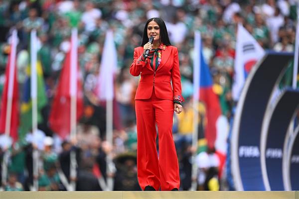 سلمى حايك تخطف الأضواء في افتتاح كأس العالم 2026 بالمكسيك