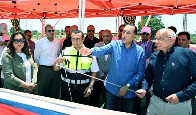 رئيس الوزراء يتفقد مواقع العمل بمشروع رفع كفاءة وتطوير الطريق الدولي الساحلي