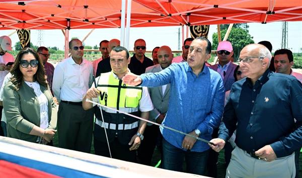 رئيس الوزراء يتفقد مواقع العمل بمشروع رفع كفاءة وتطوير الطريق الدولي الساحلي