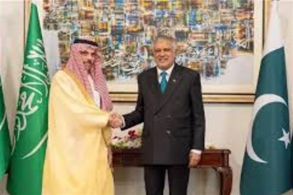 وزيرا خارجية السعودية وباكستان يبحثان هاتفيا التطورات الإقليمية والجهود المبذولة حيالها
